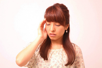 低体温で頭痛の女性